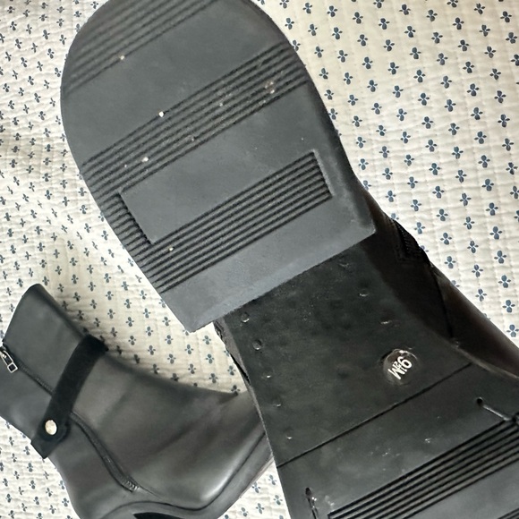 coach And four boots - Picture 3 of 8